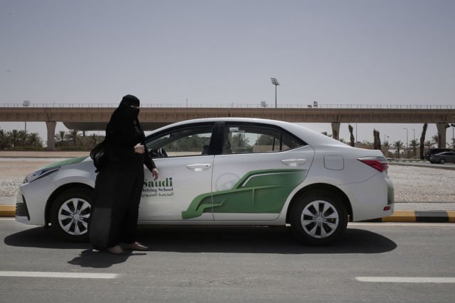 16 Potret Suka Cita Wanita Arab Saudi yang Kini Boleh Menyetir, Ada yang Langsung Jajal Mobil F1 Lho