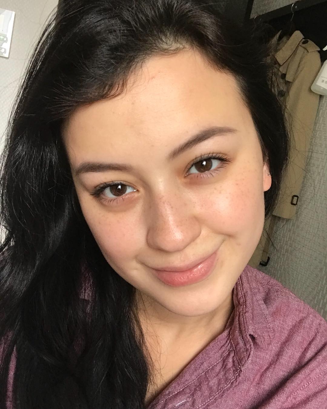 13 Artis yang Ikutan Pakai Makeup Freckles, Bahkan Ada yang Aslinya Gitu. Seger Banget Nggak Sih?