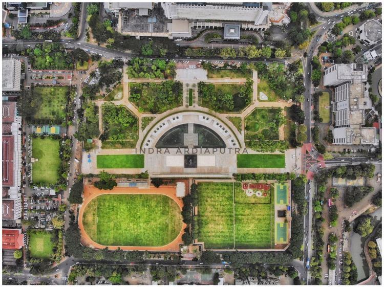 10 Foto Taman Lapangan Banteng yang Instagramable Banget. Cocok Buat Menunggu Senja di Jakarta!