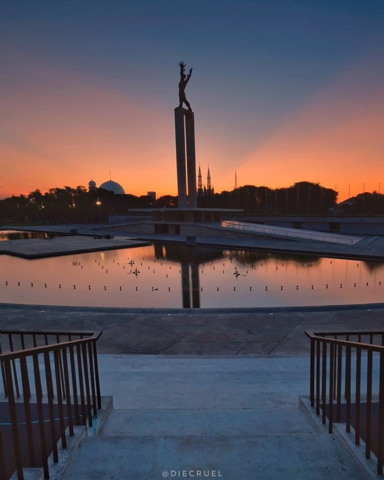 10 Foto Taman Lapangan Banteng yang Instagramable Banget. Cocok Buat Menunggu Senja di Jakarta!