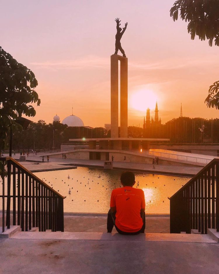 10 Foto Taman Lapangan Banteng yang Instagramable Banget. Cocok Buat Menunggu Senja di Jakarta!