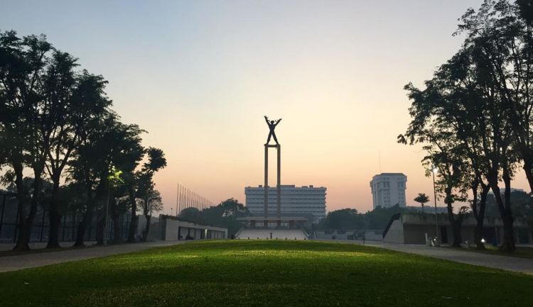 10 Foto Taman Lapangan Banteng yang Instagramable Banget. Cocok Buat Menunggu Senja di Jakarta!