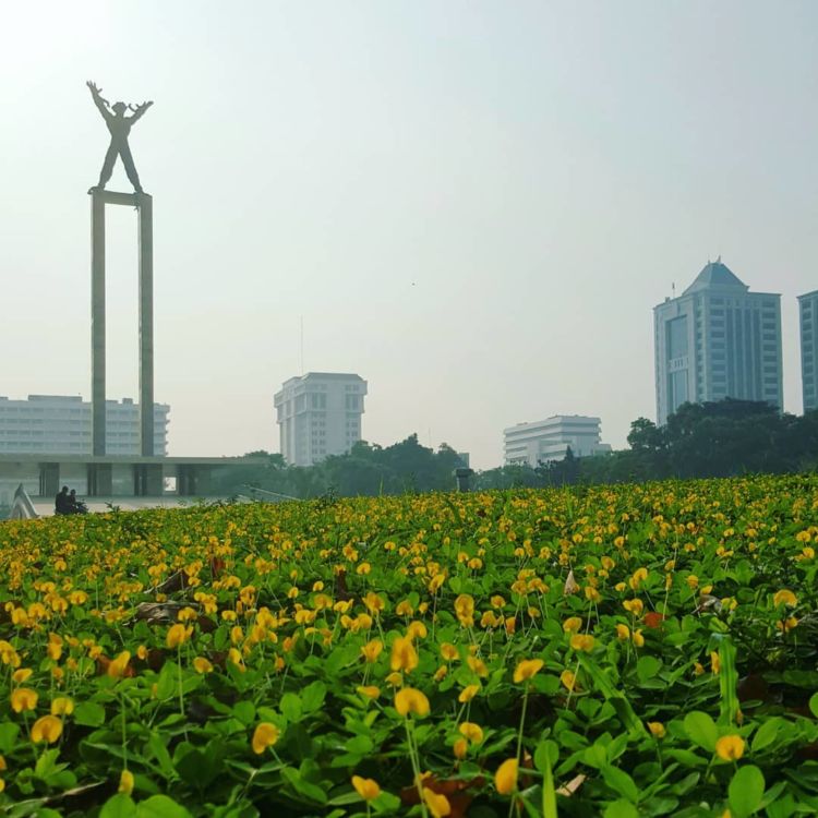 10 Foto Taman Lapangan Banteng yang Instagramable Banget. Cocok Buat Menunggu Senja di Jakarta!