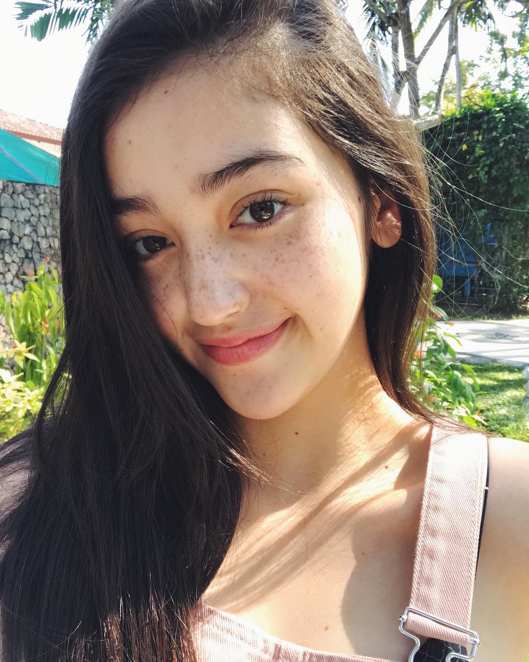 13 Artis yang Ikutan Pakai Makeup Freckles, Bahkan Ada yang Aslinya Gitu. Seger Banget Nggak Sih?