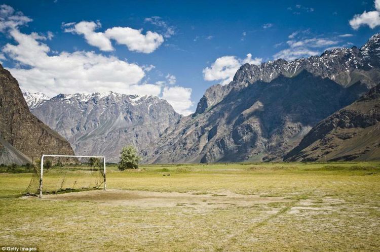 10 Lapangan Bola dengan Pemandangan Paling Menakjubkan di Dunia