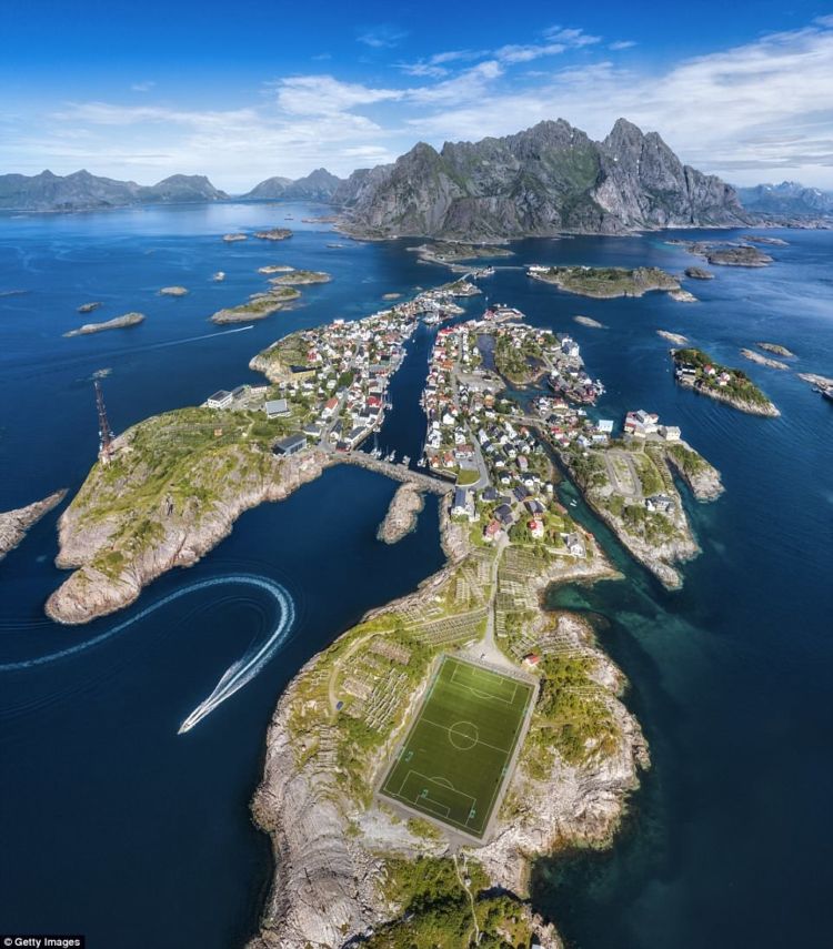 10 Lapangan Bola dengan Pemandangan Paling Menakjubkan di Dunia
