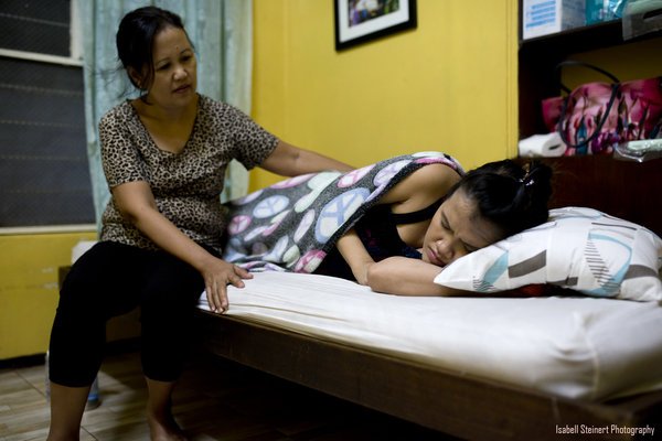 15 Potret Para Ibu yang Sedang Berjuang Melahirkan Didampingi Calon Nenek si Bayi. Kalau Begini, Masih Berani Durhaka?