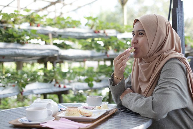 10 Perjuangan yang Sering Banget Dialami Cewek Berhijab. Mau Bagaimanapun, Harus Tetap Tabah! :