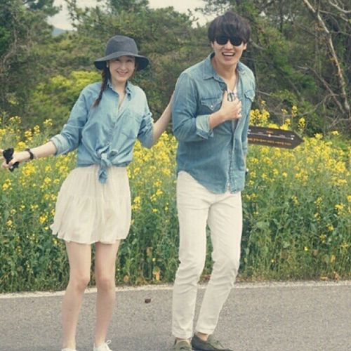 Baju couple menjadi dresscode paling favorit bagi para pasangan