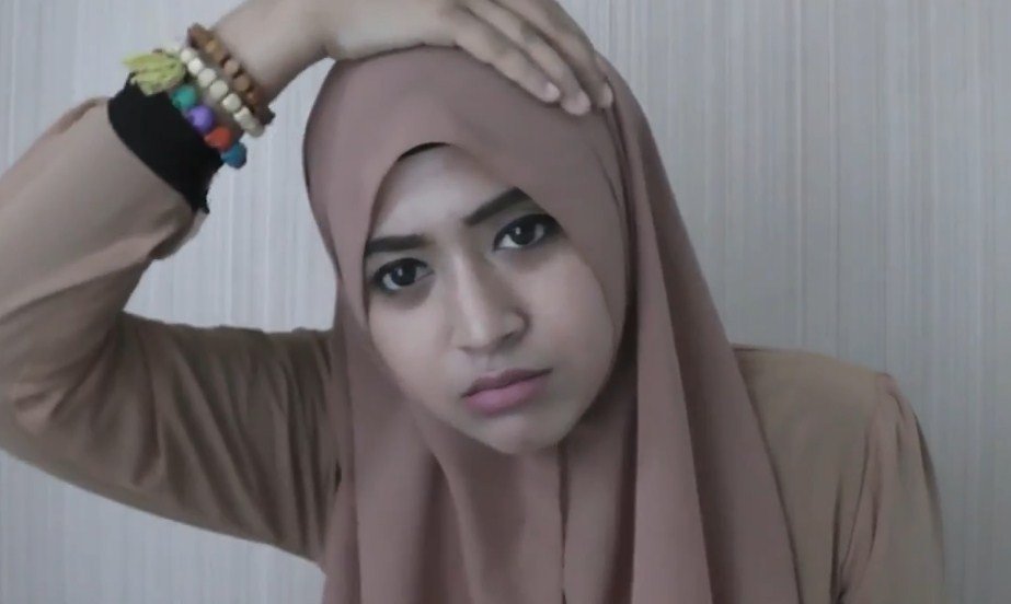 10 Perjuangan yang Sering Banget Dialami Cewek Berhijab. Mau Bagaimanapun, Harus Tetap Tabah! :