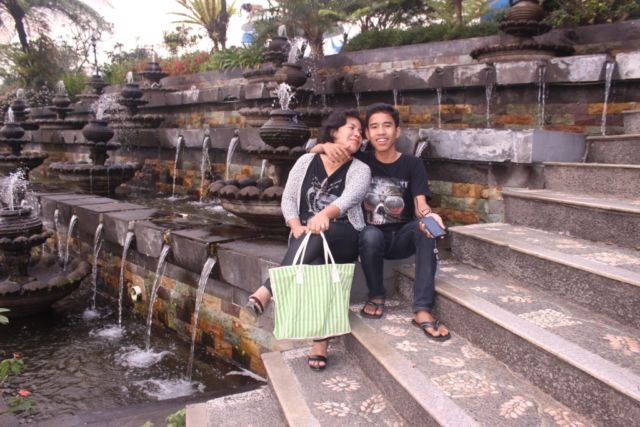 karena jalan-jalan menyenangkan