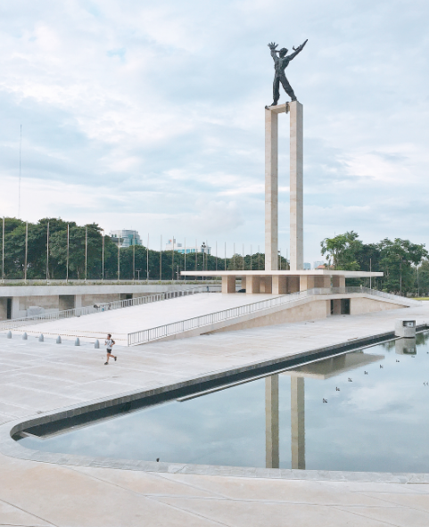 10 Foto Taman Lapangan Banteng yang Instagramable Banget. Cocok Buat Menunggu Senja di Jakarta!