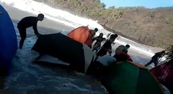 Hati-Hati Berkemah di Tepi Pantai. Laut Selatan Pasang, Puluhan Tenda Diterjang Ombak Besar!