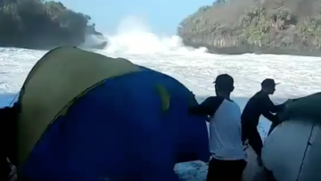 Hati-Hati Berkemah di Tepi Pantai. Laut Selatan Pasang, Puluhan Tenda Diterjang Ombak Besar!