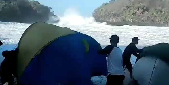 Hati-Hati Berkemah di Tepi Pantai. Laut Selatan Pasang, Puluhan Tenda Diterjang Ombak Besar!