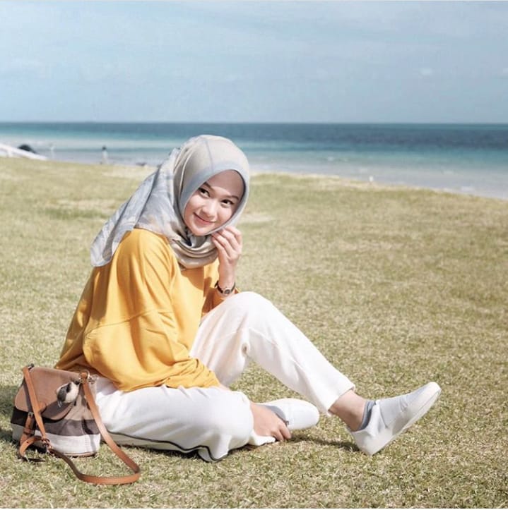 Santai, Sopan Sekaligus Nyaman. 15+ Gaya Fesyen Hijab Ala Indah Nada Puspita Ini Layak Jadi Panutan!