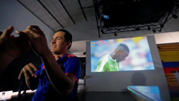 Belajar Kebaikan Dari Cesar, Pemuda yang Bantu Temannya yang Buta dan Tuli Menonton Piala Dunia