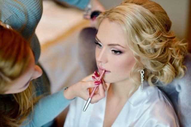Daripada Cuma Dikasih Kain & Foto-foto Cantik, Mending 'Manfaatkan' Bridesmaidmu untuk 7 Hal ini