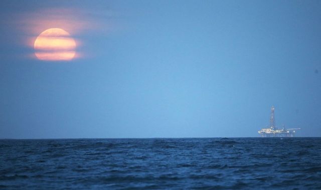 Bukan Mitos, Begini Penjelasan Simpel Kenapa Gerhana Bulan Bisa Bikin Air Laut Naik dan Ombak Besar