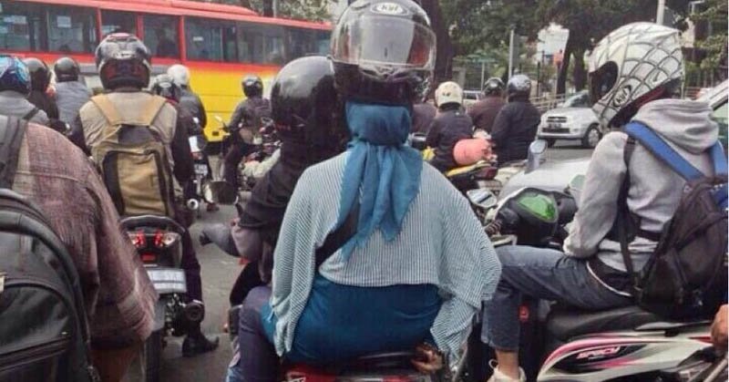 10 Perjuangan yang Sering Banget Dialami Cewek Berhijab. Mau Bagaimanapun, Harus Tetap Tabah! :