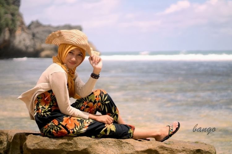 10 Perjuangan yang Sering Banget Dialami Cewek Berhijab. Mau Bagaimanapun, Harus Tetap Tabah! :