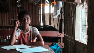 Menyeberangi Danau Sentani Papua, Anak Ini Harus Tempuh 6 Jam Perjalanan ke Sekolah