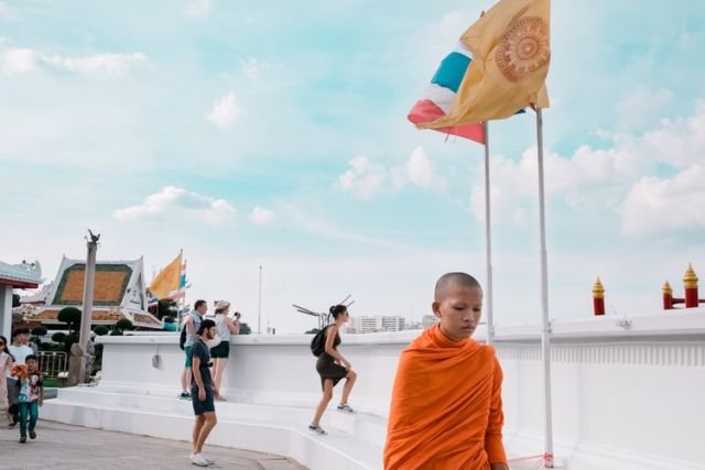 Potret Kehidupan Biksu di Thailand. Dari Wajib Meditasi Hingga Harus Jalan Kaki Tanpa Alas Kaki