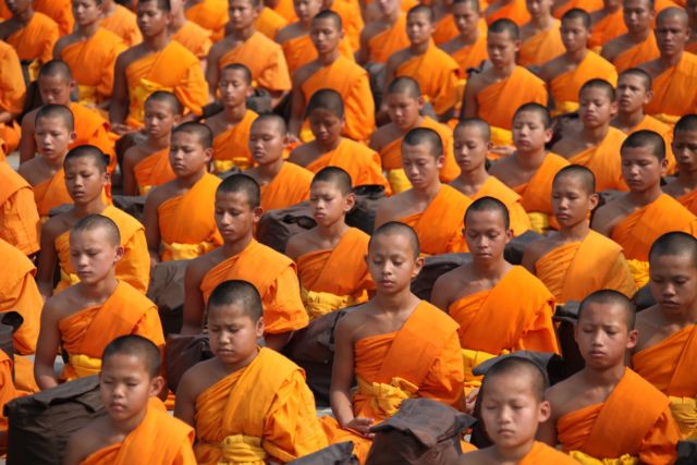 Potret Kehidupan Biksu di Thailand. Dari Wajib Meditasi Hingga Harus Jalan Kaki Tanpa Alas Kaki