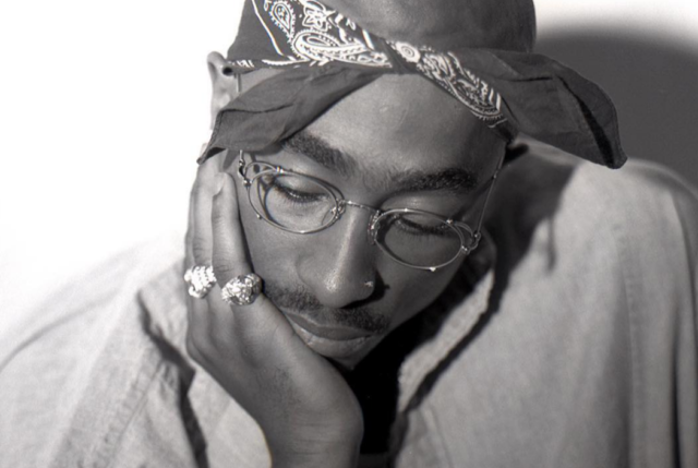 Bikin Penasaran! Ini 6 Kasus Pembunuhan Paling Misterius yang Tak Pernah Terungkap 4 Tupac Shakur