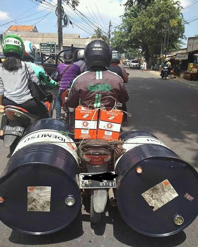 15 Momen Berat Abang Ojol Saat Antar Pesanan Nggak Logis. Dari Kasur Sampai Kulkas, Dibawa Pake Motor!