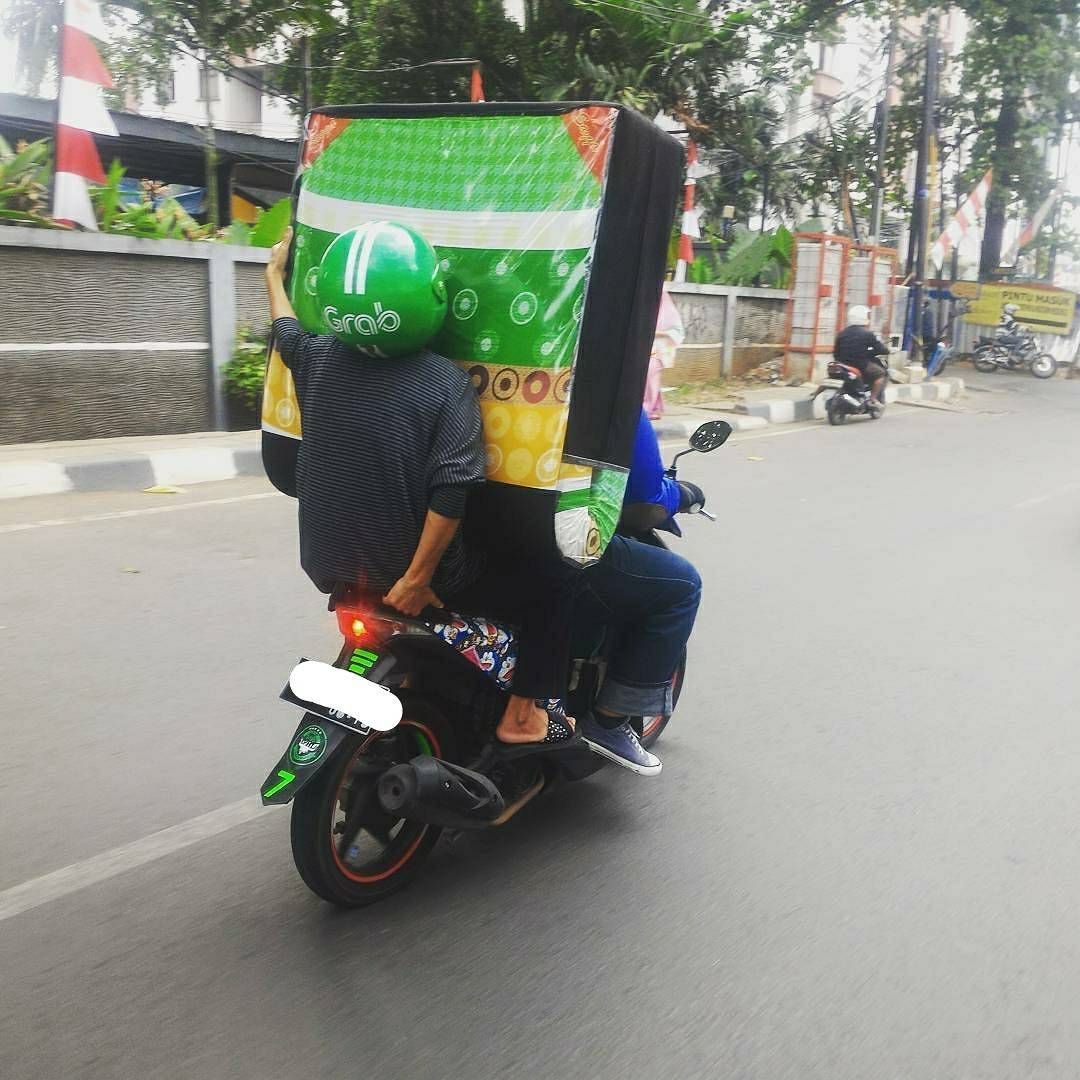 15 Momen Berat Abang Ojol Saat Antar Pesanan Nggak Logis. Dari Kasur Sampai Kulkas, Dibawa Pake Motor!