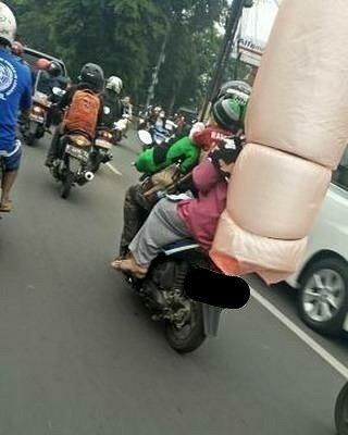 15 Momen Berat Abang Ojol Saat Antar Pesanan Nggak Logis. Dari Kasur Sampai Kulkas, Dibawa Pake Motor!
