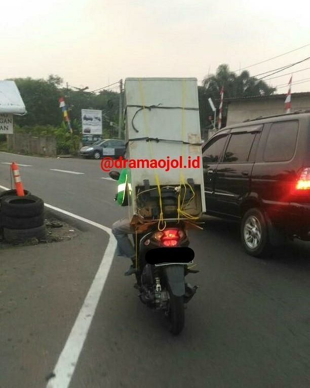15 Momen Berat Abang Ojol Saat Antar Pesanan Nggak Logis. Dari Kasur Sampai Kulkas, Dibawa Pake Motor!