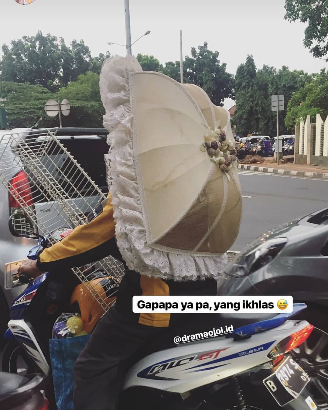 15 Momen Berat Abang Ojol Saat Antar Pesanan Nggak Logis. Dari Kasur Sampai Kulkas, Dibawa Pake Motor!