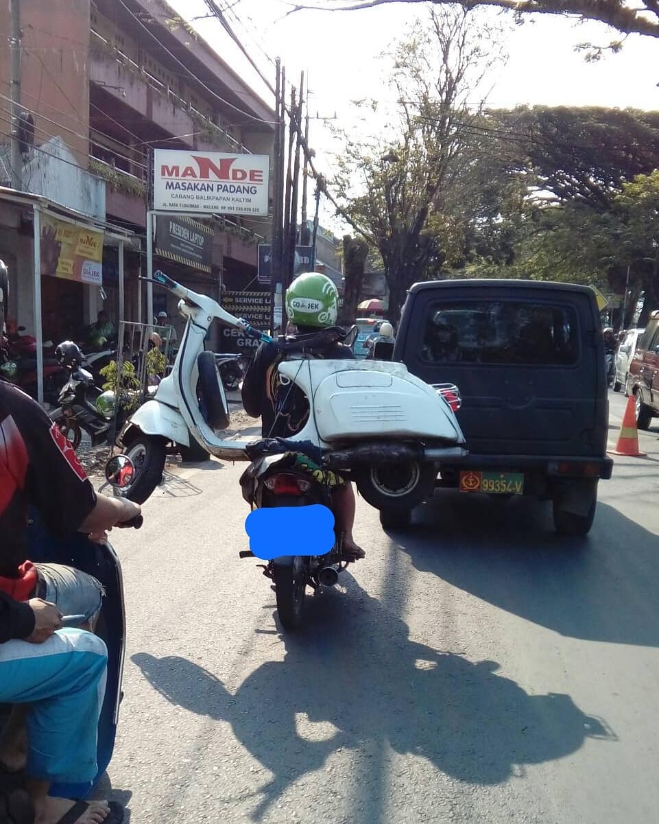 15 Momen Berat Abang Ojol Saat Antar Pesanan Nggak Logis. Dari Kasur Sampai Kulkas, Dibawa Pake Motor!