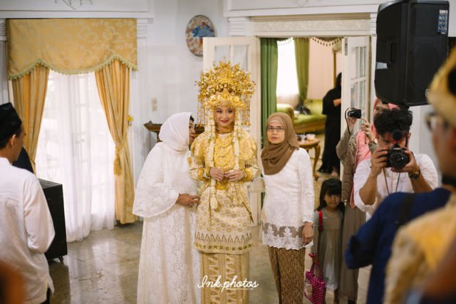 Pesta Pernikahan Gitasav Mengenakan Busana Adat Palembang. Tampak Anggun dalam Ketradisionalan