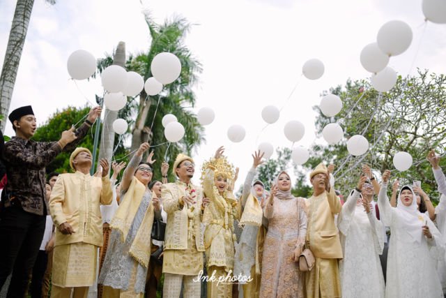 Pesta Pernikahan Gitasav Mengenakan Busana Adat Palembang. Tampak Anggun dalam Ketradisionalan