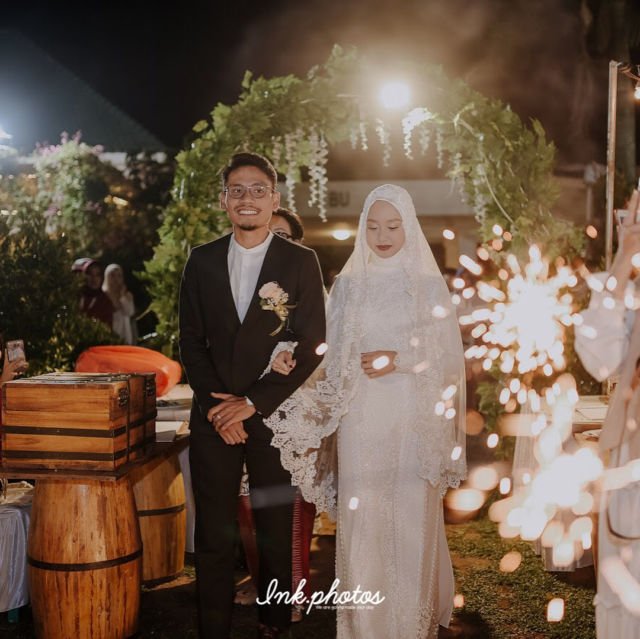 Pesta Pernikahan Gitasav Mengenakan Busana Adat Palembang. Tampak Anggun dalam Ketradisionalan