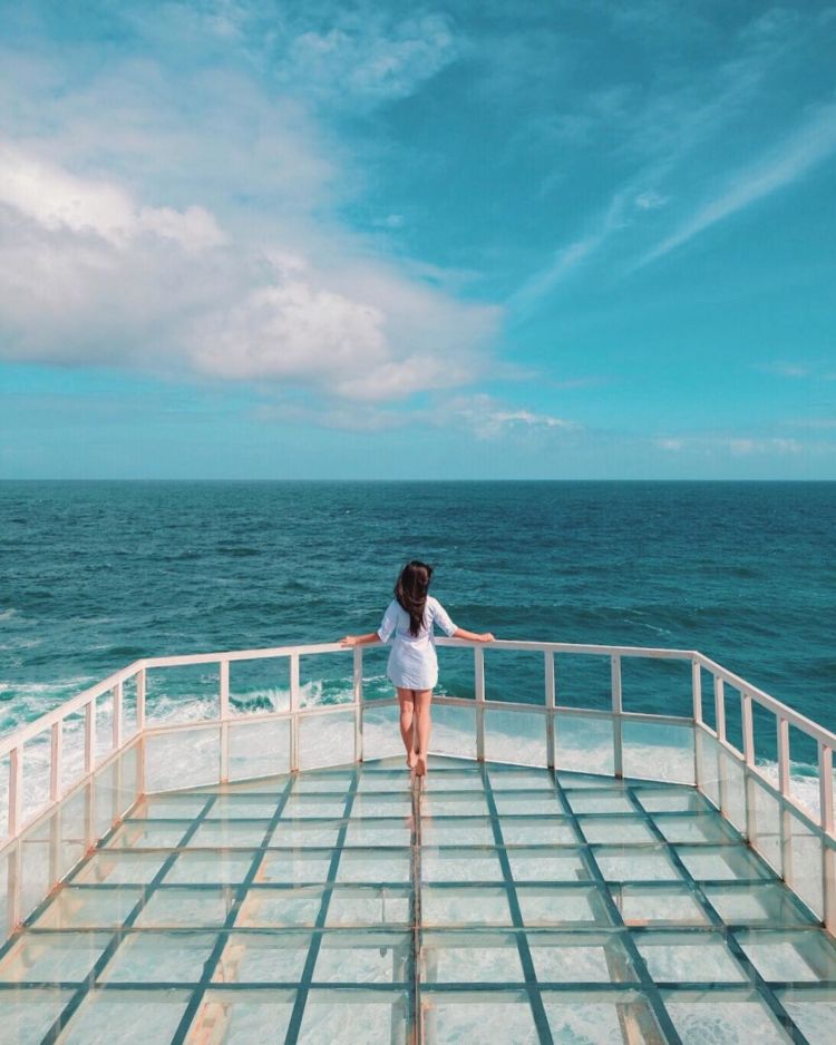 Teras Kaca Pantai Nguluran, Destinasi Kekinian di Jogja yang Bisa Bikin Kaki Gemetar. Mau Coba?