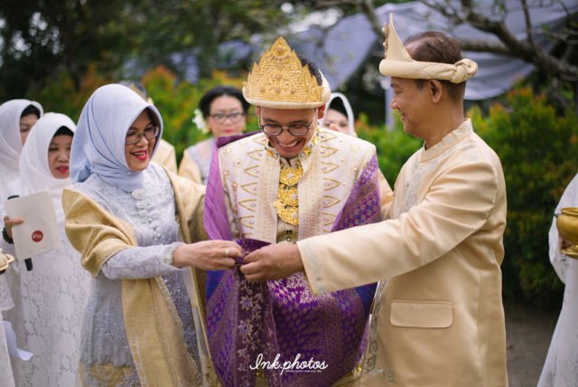 Pesta Pernikahan Gitasav Mengenakan Busana Adat Palembang. Tampak Anggun dalam Ketradisionalan