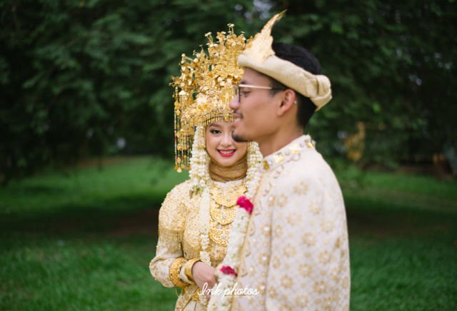 Pesta Pernikahan Gitasav Mengenakan Busana Adat Palembang. Tampak Anggun dalam Ketradisionalan