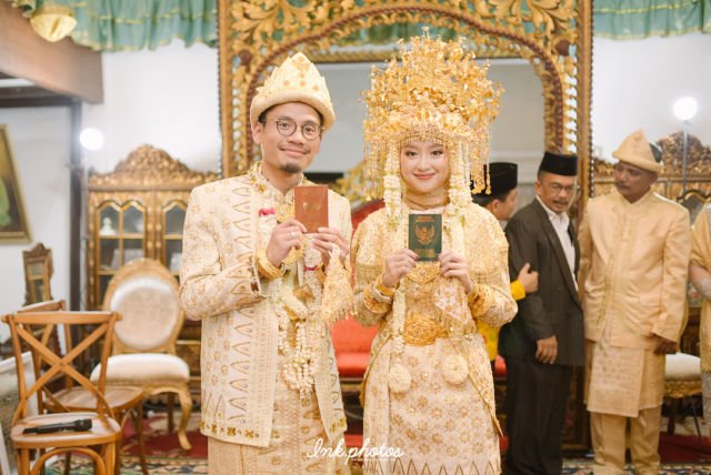 Pesta Pernikahan Gitasav Mengenakan Busana Adat Palembang. Tampak Anggun dalam Ketradisionalan