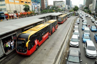 Transportasi umum seperti bus transjakarta dapat dijadikan tempat untuk melatih ketertiban umum kita juga, lho.