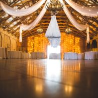 12+ Inspirasi Indoor Lighting untuk Resepsi Pernikahanmu. Biar Kata Dekorasi Minimal, Pencahayaan Tetap Maksimal!