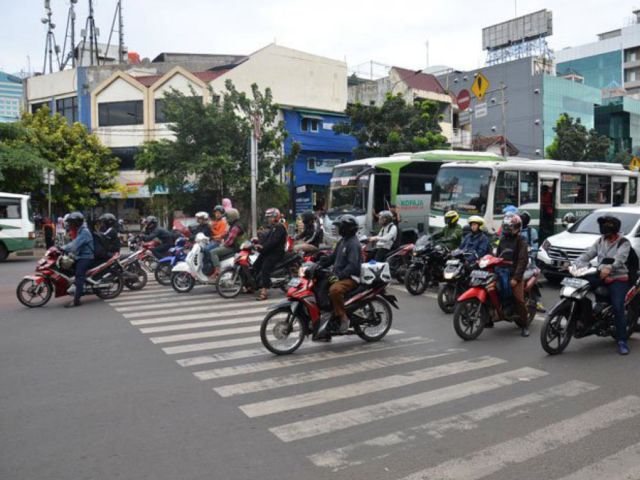 Zebra cross itu hak untuk setiap pejalan kaki yang ingin menyebrang jalan, bukan malah pengendara yang menguasainya.