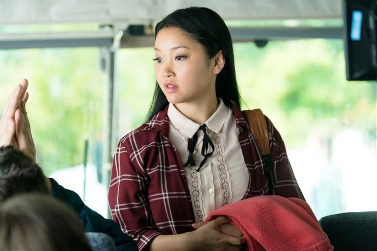 Sontek 8 Gaya Busana Khas Remaja Ala 'Lara Jean', Si Cantik dari To All The Boy's I've Loved Before Yuk!