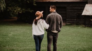 Bosan Itu Wajar. 7 Cara Ini Bisa Kamu Lakukan agar Hubungan Tahunan Nggak Berakhir Perpisahan