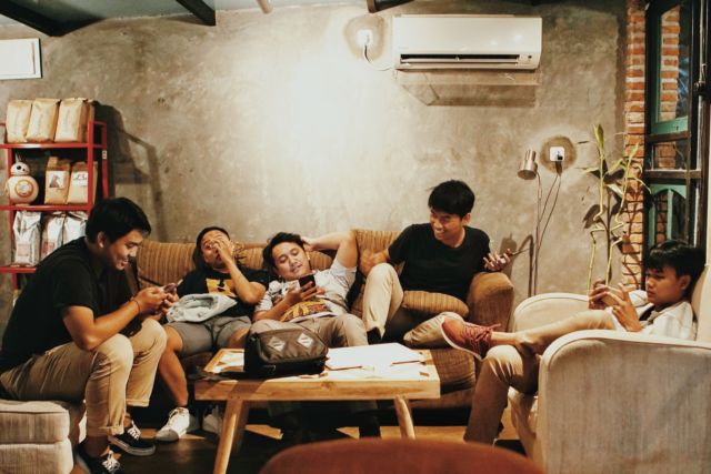 6 Kebiasaan Dalam Berteman yang Harus Kamu Kurangi, Sebelum Mereka Sebal dan Menjauhi