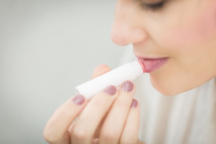 5 Tips Penting Pilih Produk Bibir yang Pas dengan Karaktermu. Biar Nggak Nyalahin Lipstik Melulu 15 5 Tips Penting Pilih Produk Bibir yang Pas dengan Karaktermu. Biar Nggak Nyalahin Lipstik Melulu