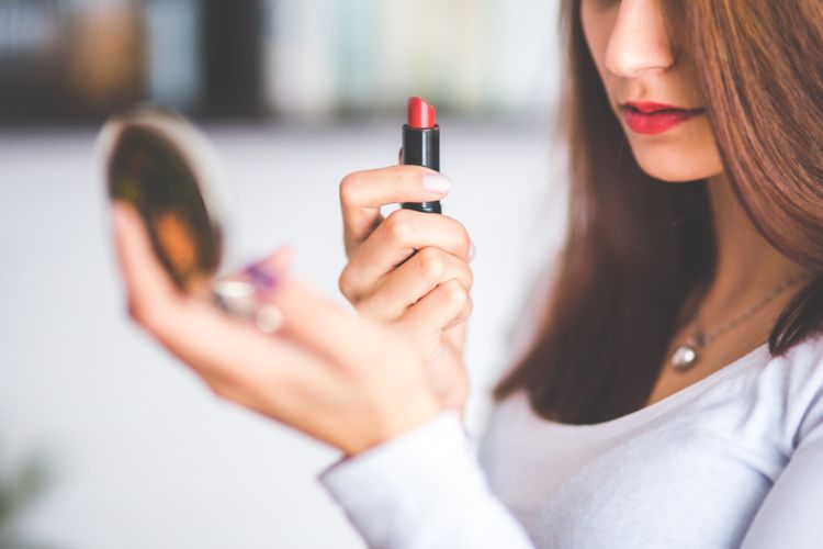 5 Tips Penting Pilih Produk Bibir yang Pas dengan Karaktermu. Biar Nggak Nyalahin Lipstik Melulu 11 5 Tips Penting Pilih Produk Bibir yang Pas dengan Karaktermu. Biar Nggak Nyalahin Lipstik Melulu